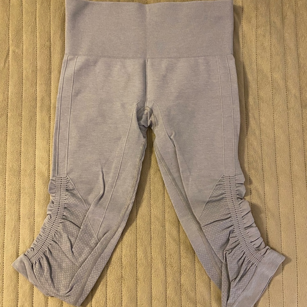 Lululemon Awakening Crop 17” Taryn Toomey Collection Capri Size 6